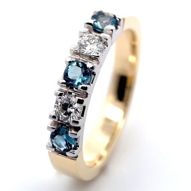 Hovedbilde Blå topas ring i gult gull med diamanter