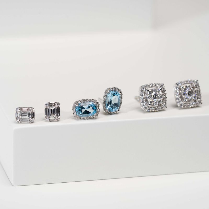 Diamantøredobber med blå topaz 0.11ct w.si